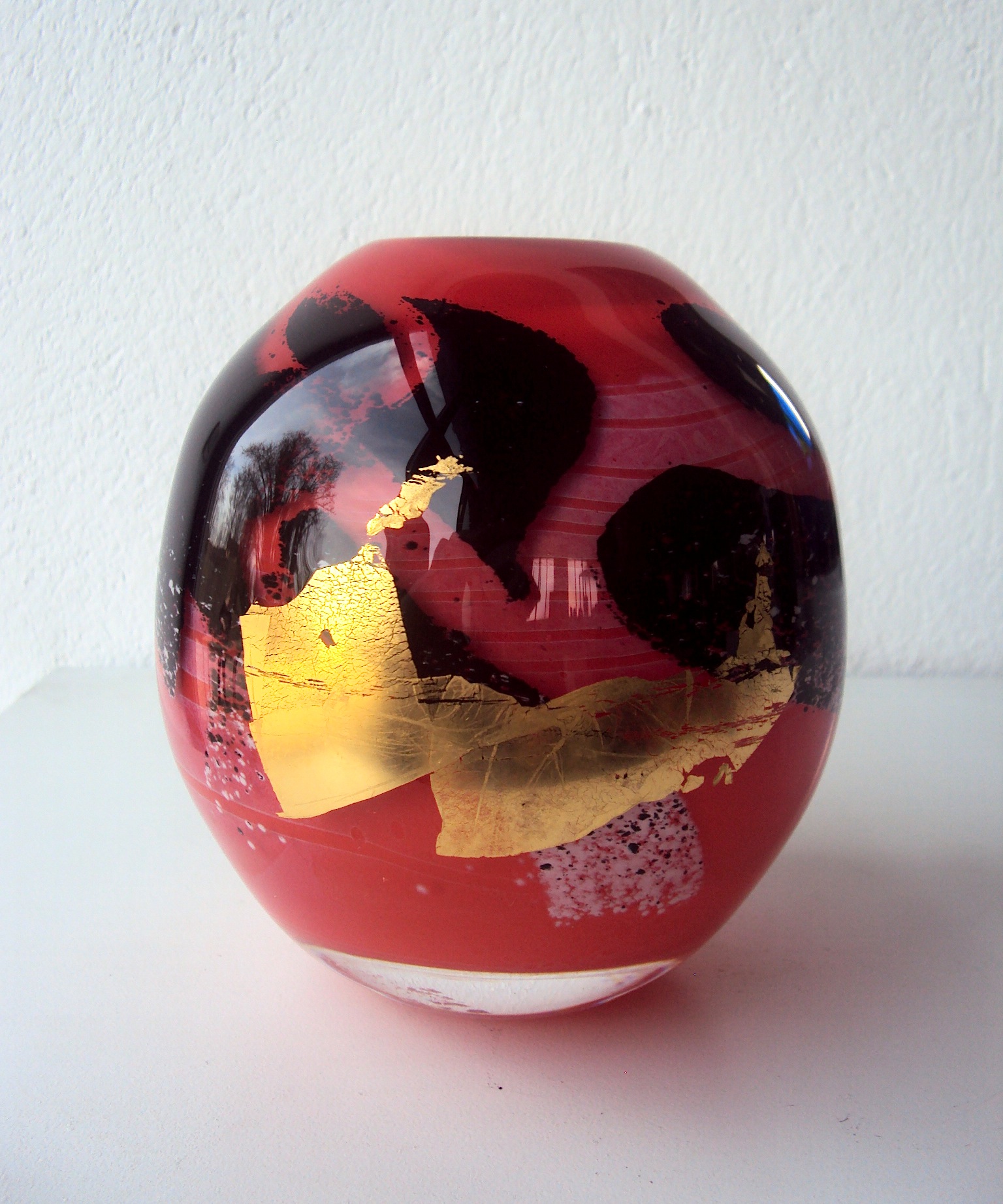 Vase en verre et feuilles d'or en surface