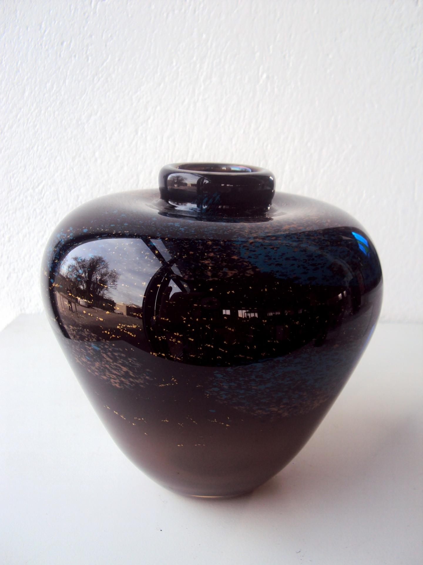 Vase en opaline noir