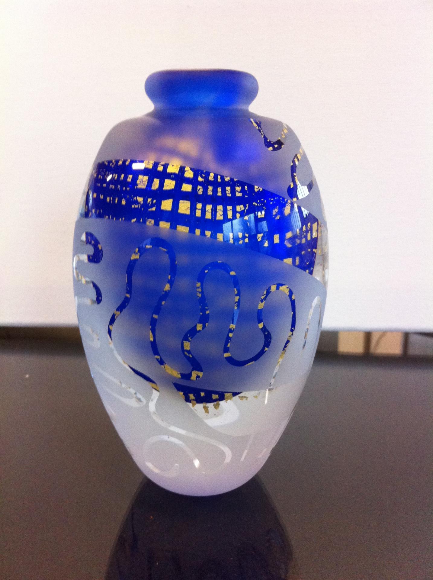 Vase en verre , feuilles d'or et sablage en surface