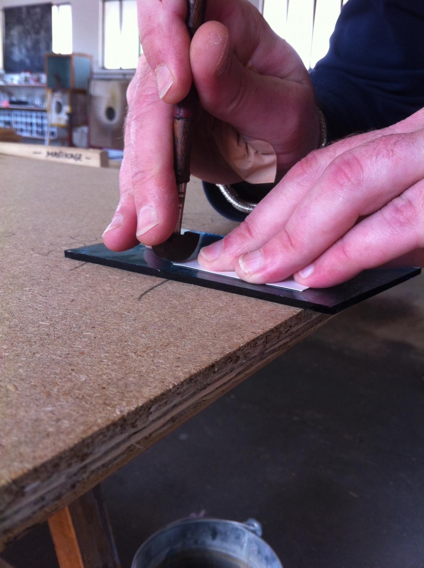 Découpe des pièces au diamant en verre suivant les calibres papier